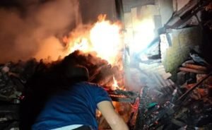 Rumah Warga Kediri Ludes Dilalap Api, Nenek 70 Tahun Nyaris Terpanggang