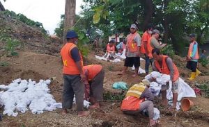 Ratusan Makam di Wringinanom, Gresik Dibongkar Akibat Proyek Pembangunan Jalan Tol