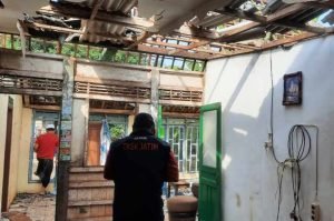 Tersambar Petir, Rumah Janda di Tuban Porak-poranda