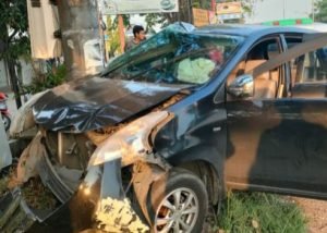 Mobil Avanza di Sidoarjo Tabrak Pohon, Pengemudi Dilarikan ke Rumah Sakit
