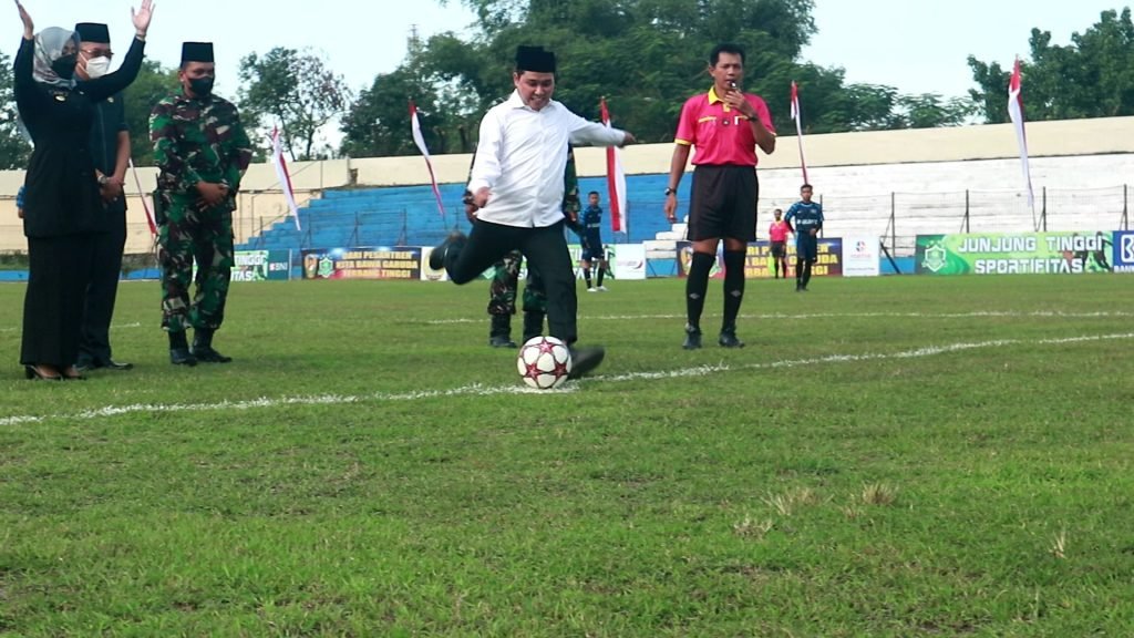 Bupati Mojokerto Ikfina Buka Liga Santri Mojokerto, Gus Barra Tendang Kick Off Pertama