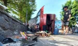 Ditabrak Mobil, Pasutri di Tulungagung Terluka Parah