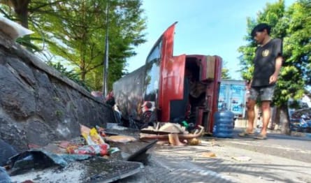 Tulungagung, ditabrak mobil,