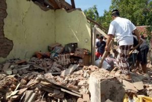 Sarang Burung Walet Ambruk Timpa Ibu Hamil dan Bocah 5 Tahun