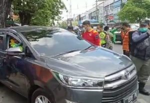 Mobil Mundur Tabrak Warung dan Empat Motor di Tambaksari, Surabaya