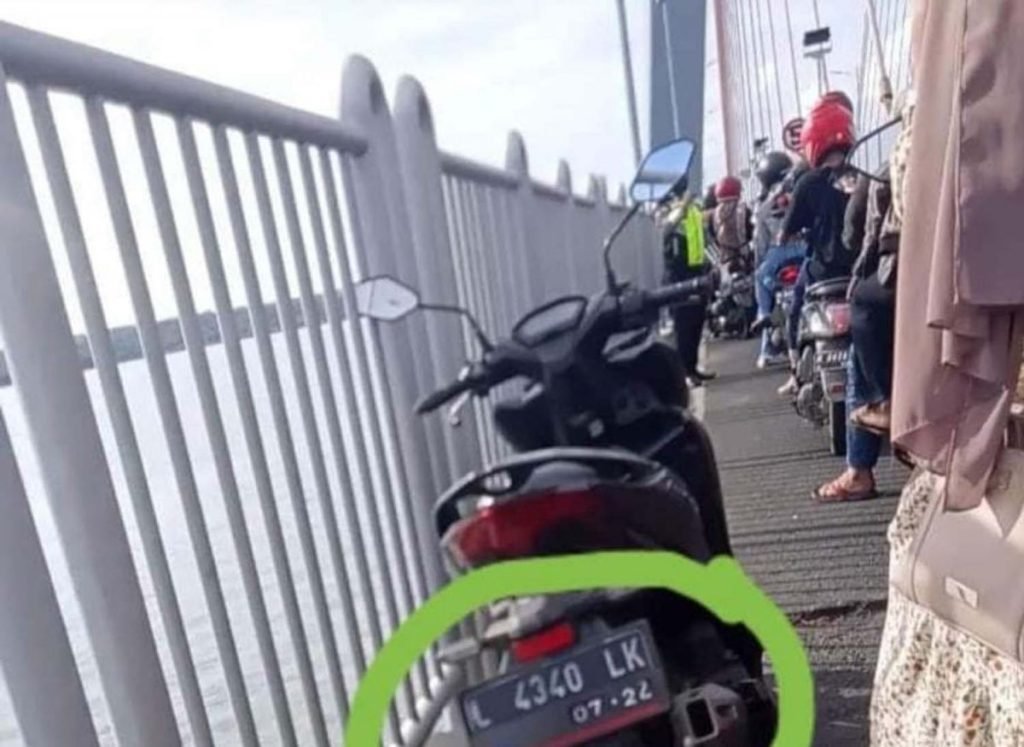 Diduga Bunuh Diri, Driver Ojol Loncat Dari Jembatan Suramadu