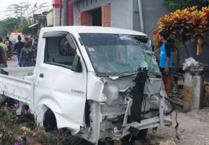 Tersambar Kereta Api, Mobil Pikap di Lamongan Ringsek