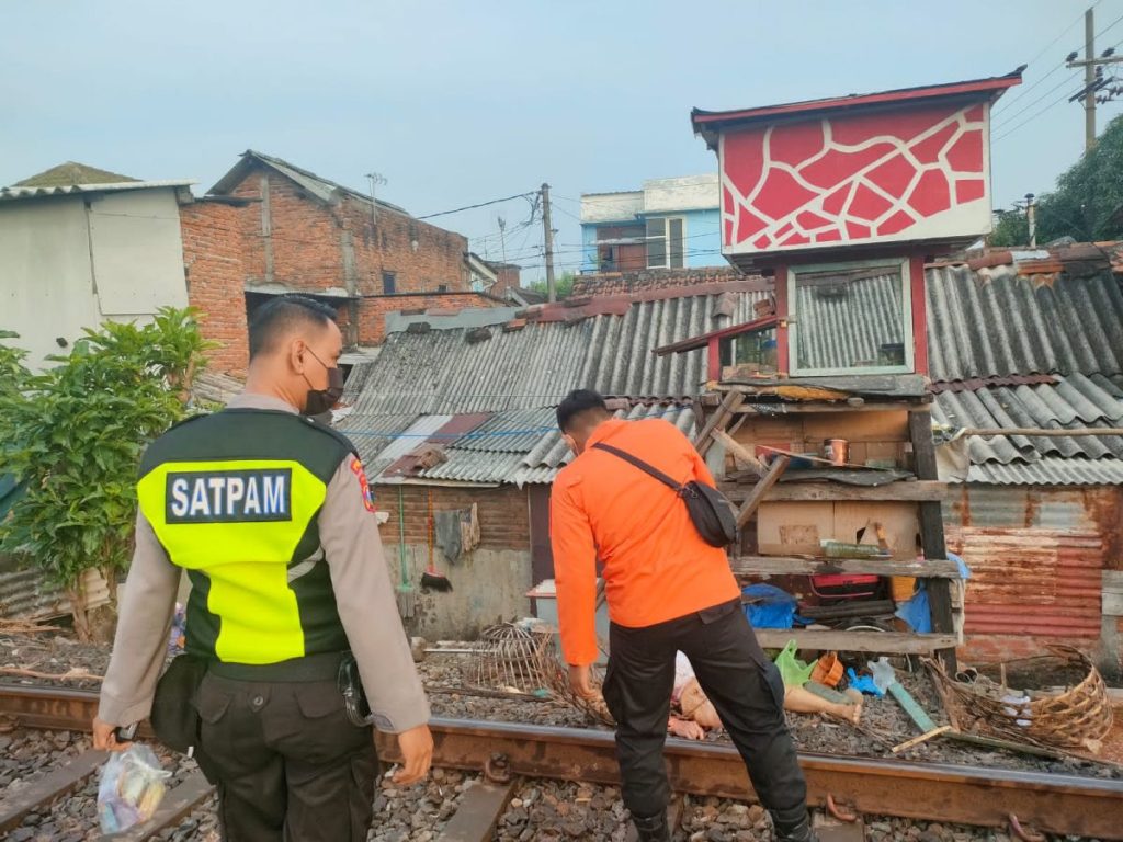 Kakek, Surabaya, Tewas, Tersambar Kereta,