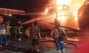 Dua Kapal Pinisi terbakar di Pelabuhan Kalimas Baru Surabaya