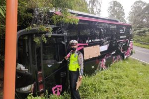 Rem Blong, Bus Wisata Tabrak Tebing di Sarangan Magetan