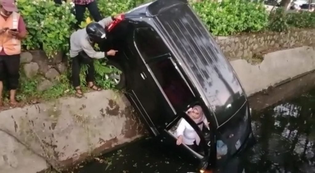 Mobil Avanza Nyemplung ke Sungai Rungkut Surabaya