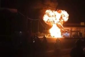 Pikap Muat Drum BBM Terbakar dan Meledak di SPBU Lamongan