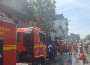 Kebakaran Hebat Hanguskan Rumah Dua Lantai di Surabaya