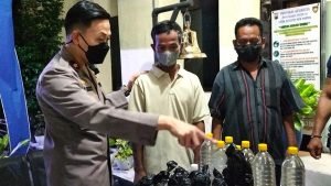 Pedagang Miras Oplosan di Surabaya Digerebek Polisi