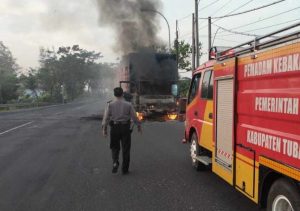 Truk Boks Muat Mie Instan Terbakar di Jalur Pantura Tuban