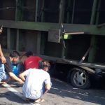 Mobil tertimpa truk terguling