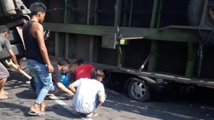Truk Muat Triplek di Jember Terguling, Tiga Orang Tewas
