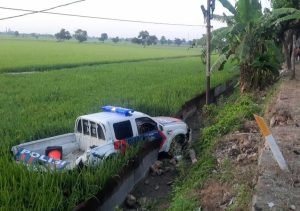 Diseruduk Truk Tronton Mobil Patroli Polres Tuban Nyemplung ke Sawah