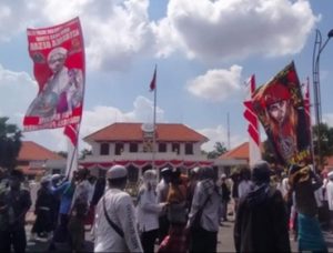 Demo Holywings Surabaya, Gambar Rizieq Shihab dan Bahar bin Smith Bertebaran