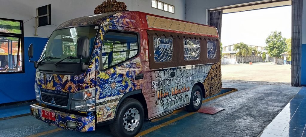 Terlindungi: Usai Diresmikan Ning Ita, Hampir Setahun Bus Wisata Shuttle Car Kota Mojokerto Mangkrak