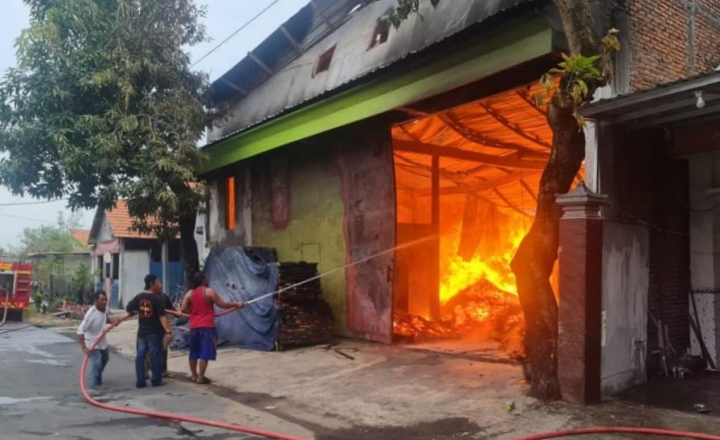 Gudang Pembuatan Palet Kayu di Gresik Ludes Dilalap Api