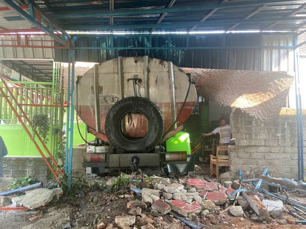 Truk Tangki Hantam Warung Soto di Kediri, Pemilik Warung Rugi Puluhan Juta