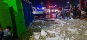 Truk Angkut Udang Terguling di Situbondo, Muatan Berserakan ke Jalantik