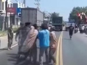 Viral, Sopir Truk dan Pengemudi Mobil Pribadi Nyaris Adu Jotos di Jalur Pantura Tuban