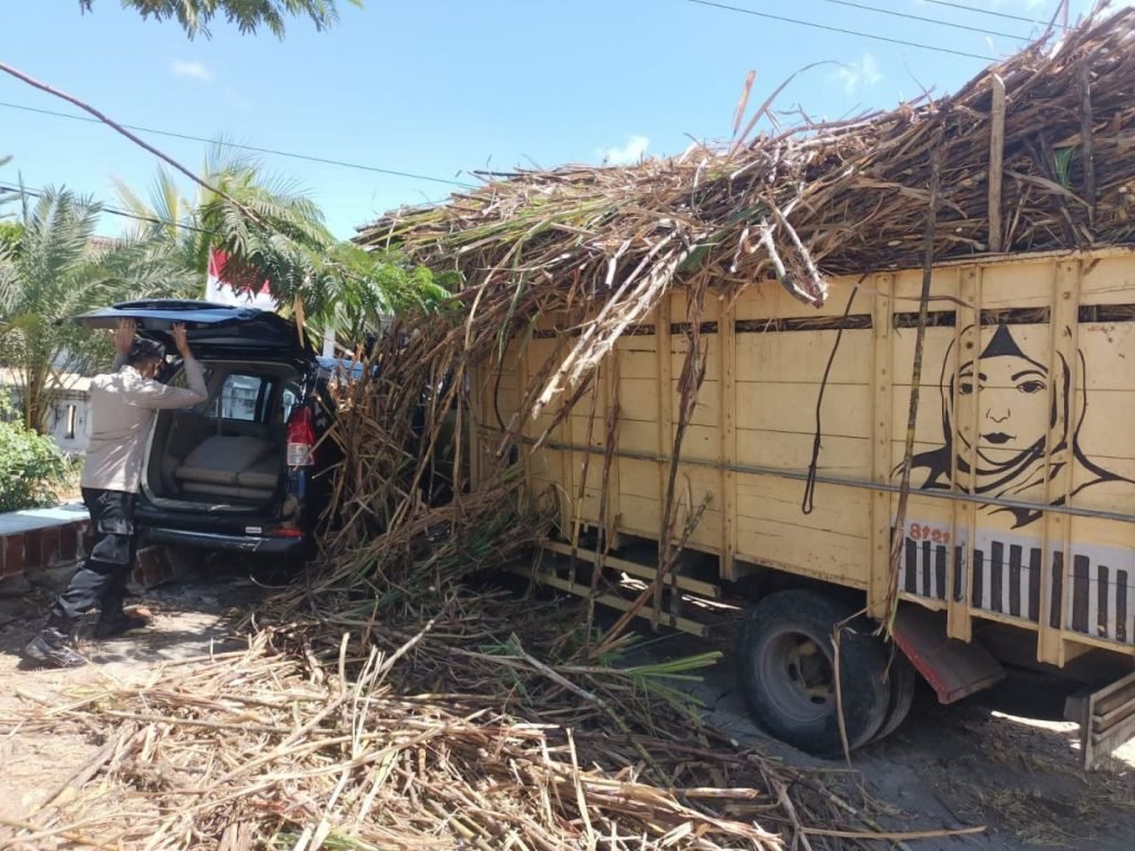 Tabrakan Truk Muat Tebu Vs Toyota Avanza di Madiun Sebabkan 2 Orang Luka-luka