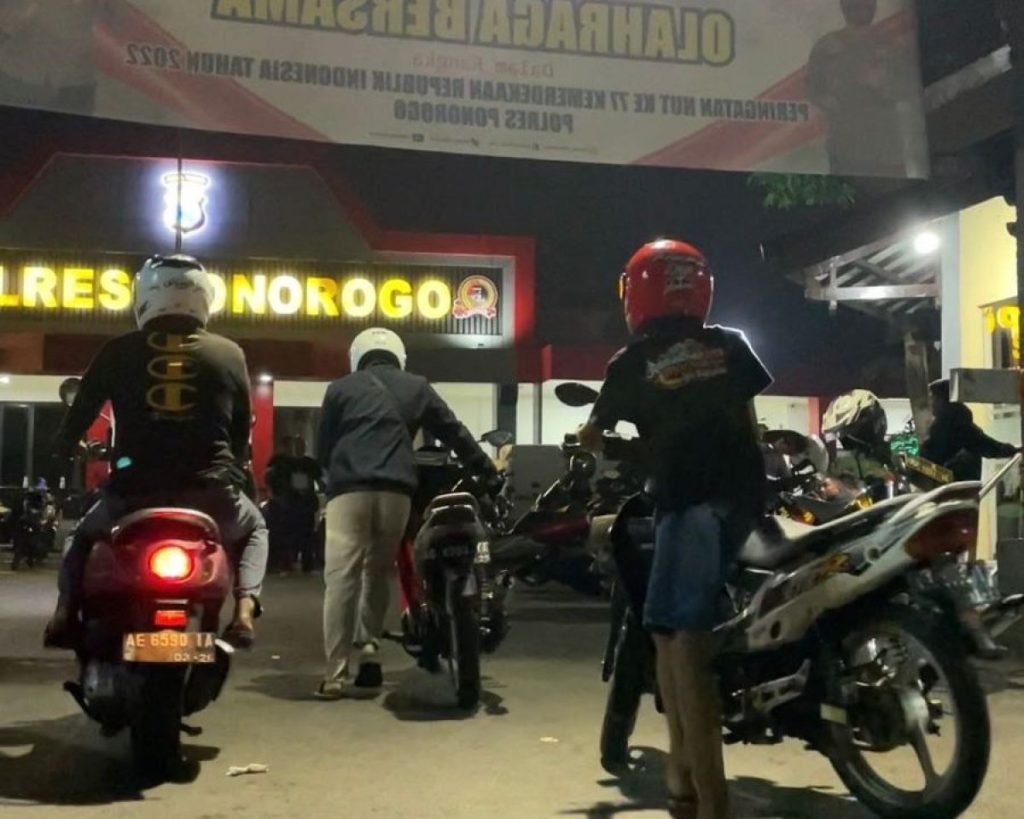 Gegara Balap Liar, Ratusan Pemuda di Ponorogo Dorong Motor ke Mapolres