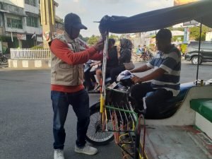 PDI Perjuangan Kabupaten Asahan Bagi-bagi Bendera Merah Putih ke Masyarakat