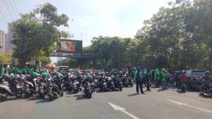 Demo di Surabaya, Ribuan Driver Ojol Suarakan 10 Tuntutan