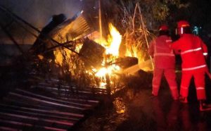 Korsleting Listrik, Toko Kelontong di Jombang Ludes Terbakar