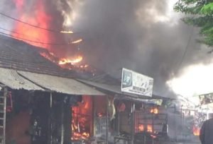 Sejumlah Kios di Pasar Loak Lumajang Ludes Terbakar