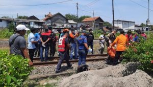 Terobos Palang Pintu Sebabkan Pesepeda di Surabaya Tewas Tersambar Kereta Api