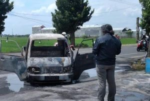 Akibat Korsleting Listrik, Mobil Pikup Ludes Terbakar di SPBU Tulungagung
