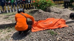 Pesepeda Tewas Tersambar Kereta Api di Surabaya