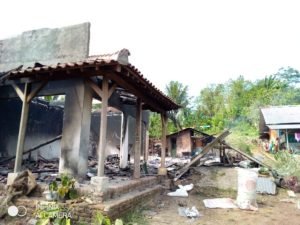 Diduga Teror, Puluhan Orang Bakar 7 Rumah dan 2 Mobil Warga Jember