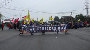 Demo Tolak Kenaikan Harga BBM, Mahasiswa Mojokerto Blokade Jalan Nasional