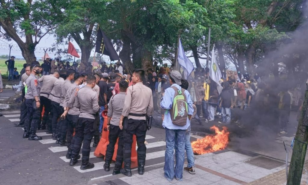 Tolak Kenaikan BBM Bersubsidi, Ribuan Mahasiswa Ternate Gelar Demonstrasi