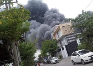 Gudang Penyimpanan Lampu di Surabaya Ludes Terbakar