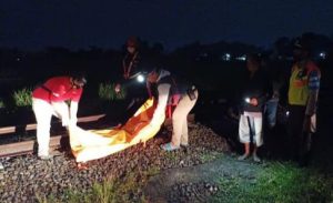 Pria misterius, Tersambar kereta, Blitar