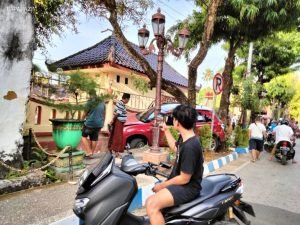 Oleng, Outlander Hantam Motor Lalu Tabrak Pagar Rumah Dinas Bupati Sumenep