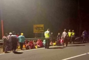 Rem Blong, Mobil Elf Rombongan Peziarah Terguling di Magetan