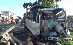 Dum Truk Tabrak Motor di Lumajang, Dua Orang Dilaporkan Tewas