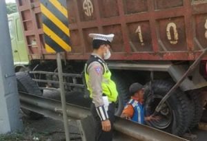 Truk Pecah Ban di Tol Waru, Sidoarjo Bikin Macet Lalu-lintas