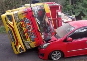 Terguling di Tanjakan, Mobil Truk Timpa Ayla di Blitar