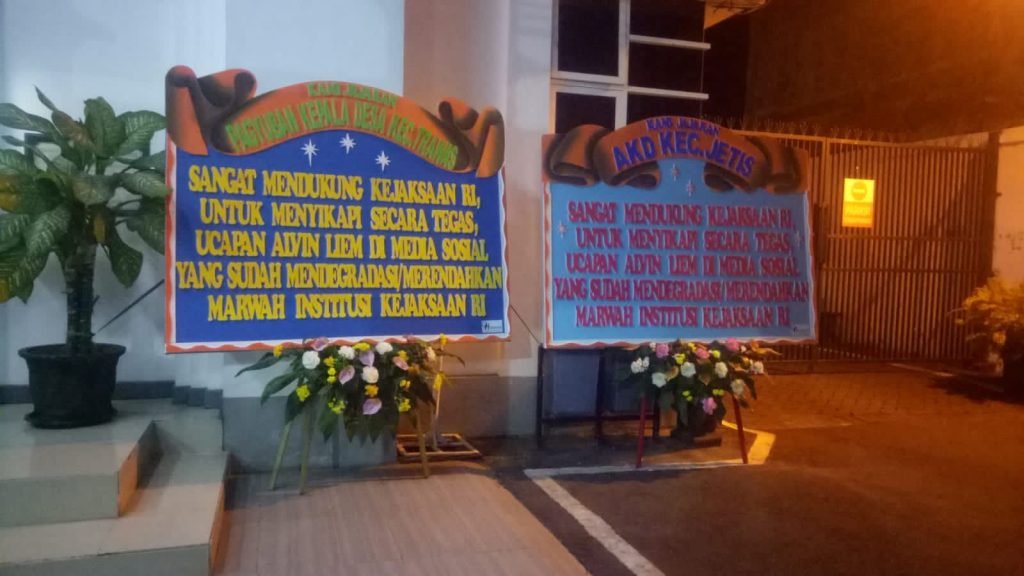 Kejari Kabupaten Mojokerto Dibanjiri Karangan Bunga Usai Laporkan Alvin Liem