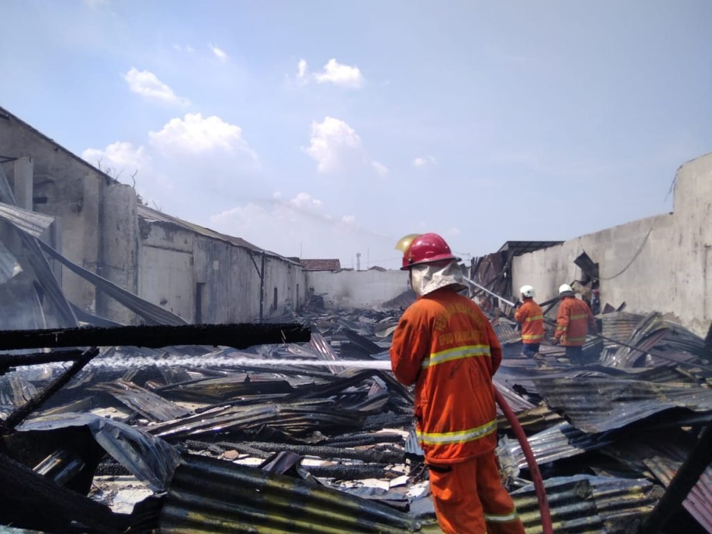 Gudang Mebel di Mojosari, Mojokerto Ludes Terbakar