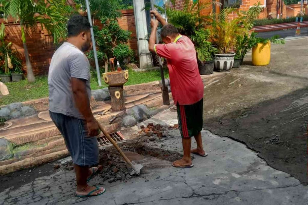 Musim Penghujan Tiba, Dinas P dan K Kota Mojokerto Bersihkan Saluran Air Sekolah